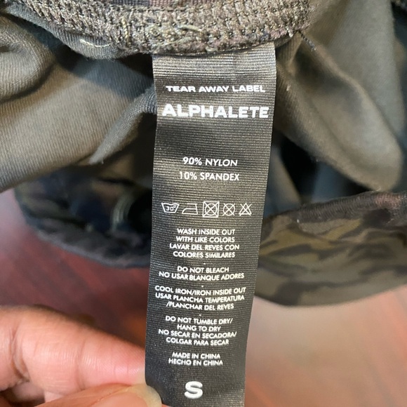 Alphalete camo print army green joggers pants women’s size small - Picture 5 of 5